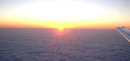 Entspannung im Flugzeug mit Morgensonne
